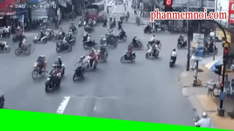 ✅  Khoảnh khắc xe tải tông hàng loạt phương tiện dừng chờ đèn đỏ, nhiều người bị thương